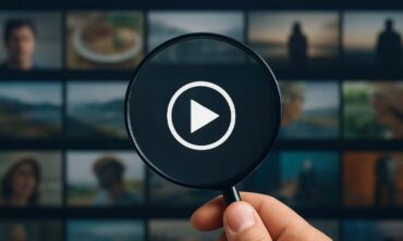 Loupe examinant une mosaïque de miniatures vidéo pour illustrer la recherche inversée et la détection de vidéos dupliquées sur Internet