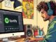Artiste indépendant en studio utilisant un ordinateur pour gérer sa musique et analyser ses statistiques de streaming sur Spotify.