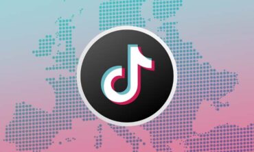 Logo TikTok positionné sur une carte de l’Europe illustrant sa popularité croissante