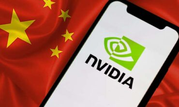 Logo Nvidia superposé sur un drapeau chinois, symbolisant l’interdiction des puces IA de Nvidia en Chine.