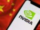 Logo Nvidia superposé sur un drapeau chinois, symbolisant l’interdiction des puces IA de Nvidia en Chine.