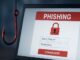 Illustration d’une tentative de phishing avec un écran d’ordinateur affichant une fausse page de connexion en français et un hameçon rouge symbolisant l’attaque numérique.